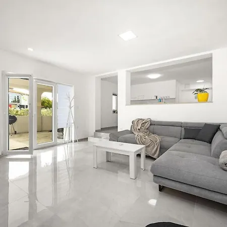 Apartment Olive Garden Near 3 Km From Center And Only 4 Km From The For 4 Persons Pula