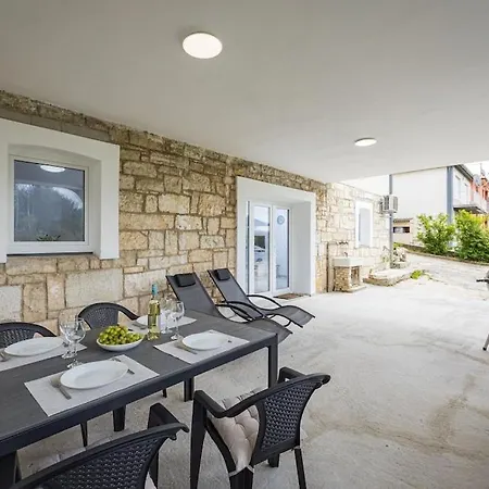 Olive Garden Near 3 Km From Center And Only 4 Km From The For 4 Persons Pula
