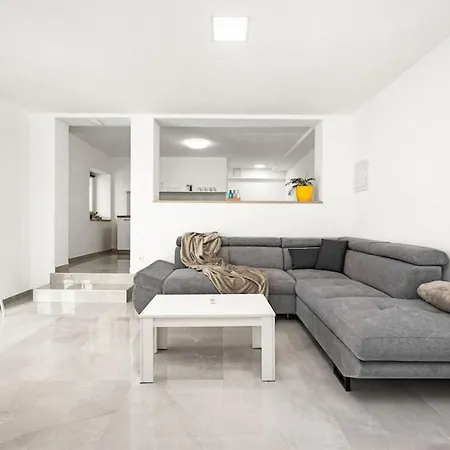 Olive Garden Near 3 Km From Center And Only 4 Km From The For 4 Persons Apartmán *