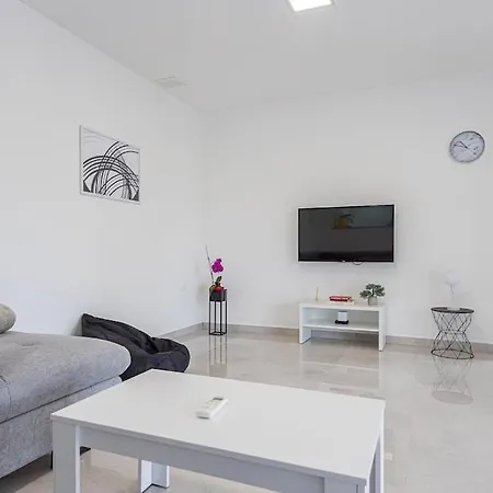 Olive Garden Near 3 Km From Center And Only 4 Km From The For 4 Persons Apartmán
