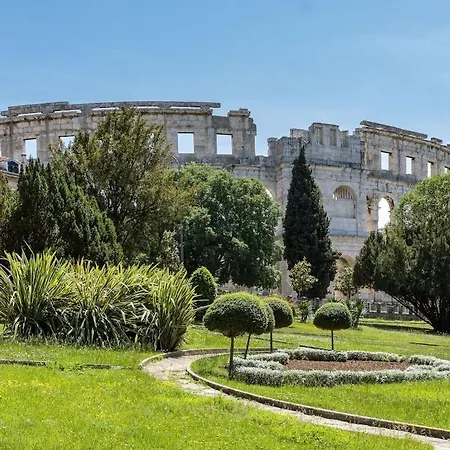Olive Garden Near 3 Km From Center And Only 4 Km From The For 4 Persons Apartmán