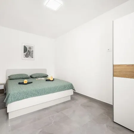 Olive Garden Near 3 Km From Center And Only 4 Km From The For 4 Persons Apartmán *